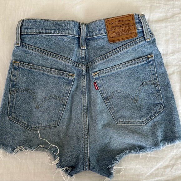 Levi’s Ribcage Shorts - Picture 4 of 4